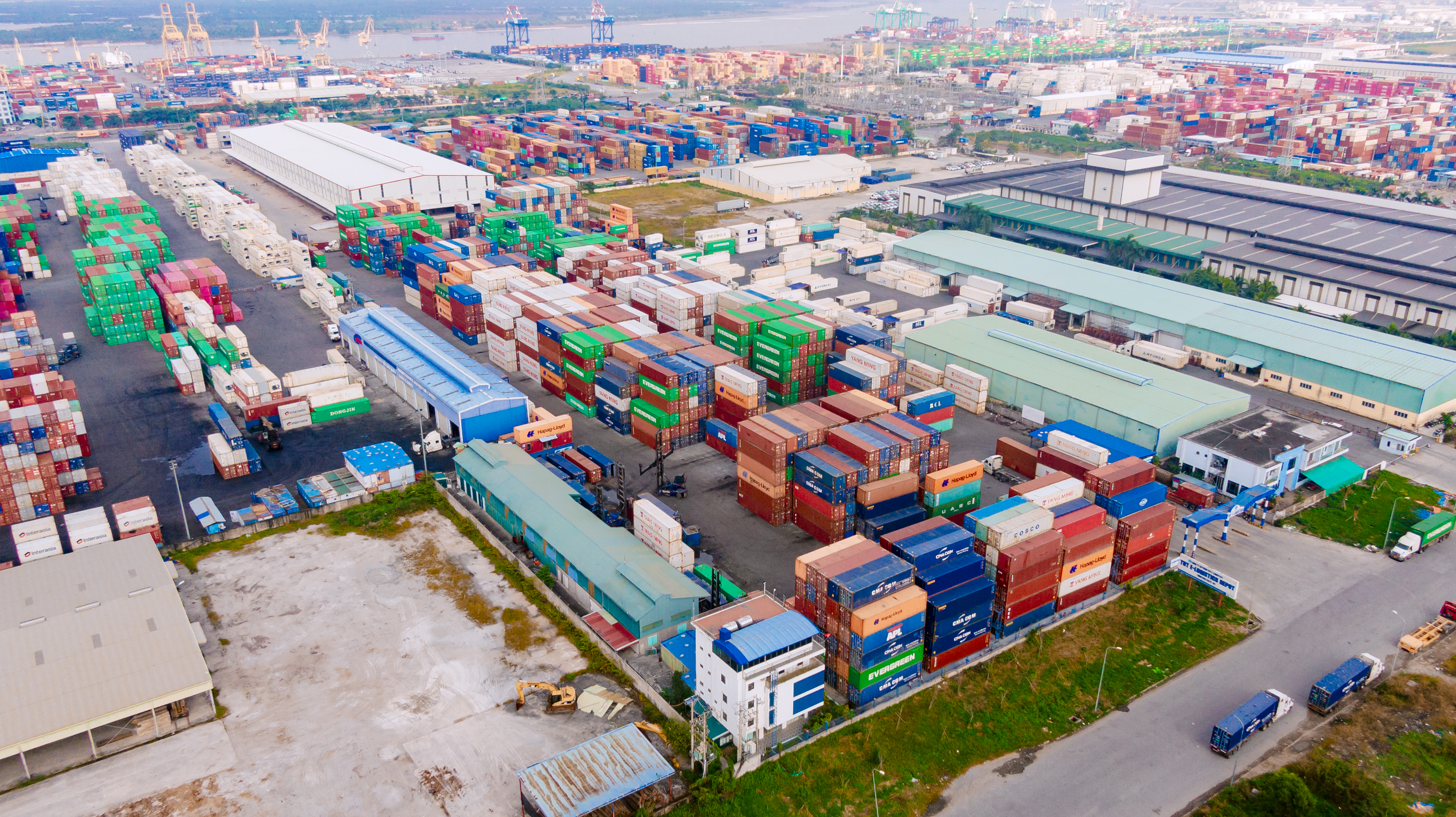 Đội xe vận chuyển xuyên biên giới